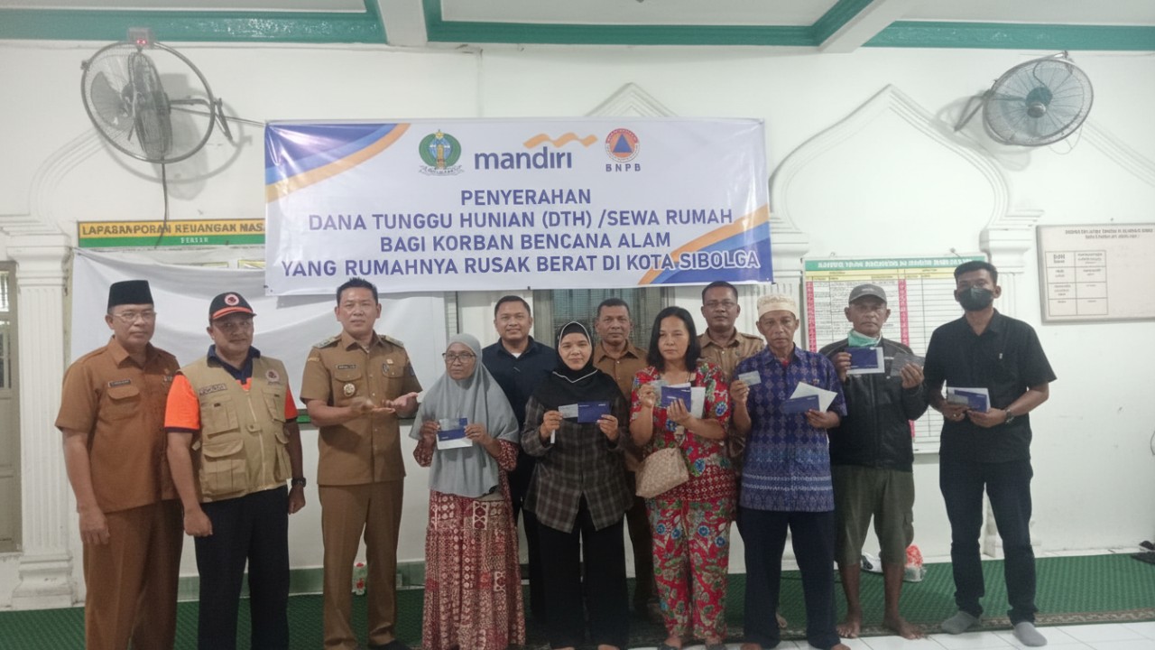 Penyerahan Dana Tunggu Hunian di lokasi pengungsian sebagai simbol percepatan bantuan BNPB bagi warga terdampak bencana.
