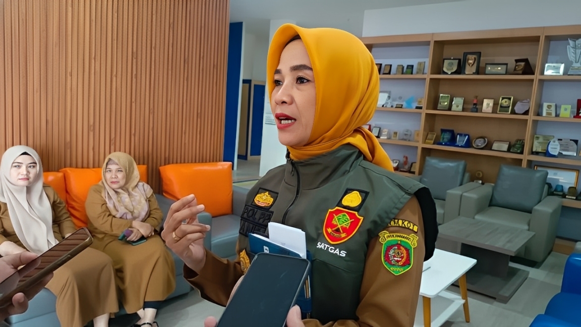 Kepala Satpol PP Samarinda Anis Siswantini memberikan keterangan terkait persiapan pengamanan malam pergantian tahun baru 2026, Selasa (30 Desember 2025).