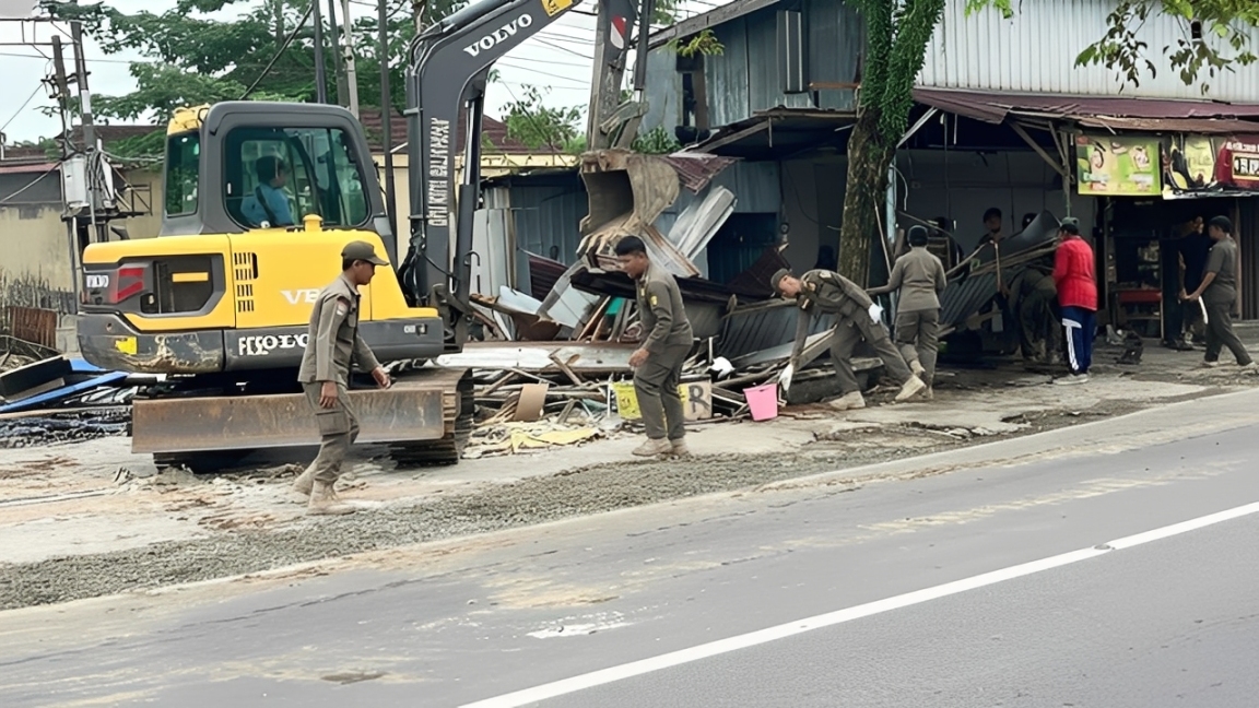 Petugas Satpol PP menertibkan bangunan liar di Kawasan Perumahan BDI, Balikpapan, Selasa ( 30 Desember 2025).