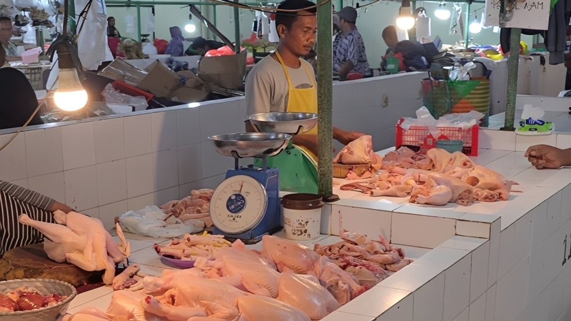 Salah satu pedagang ayam di Pasar Mangkurawang, Tenggarong.