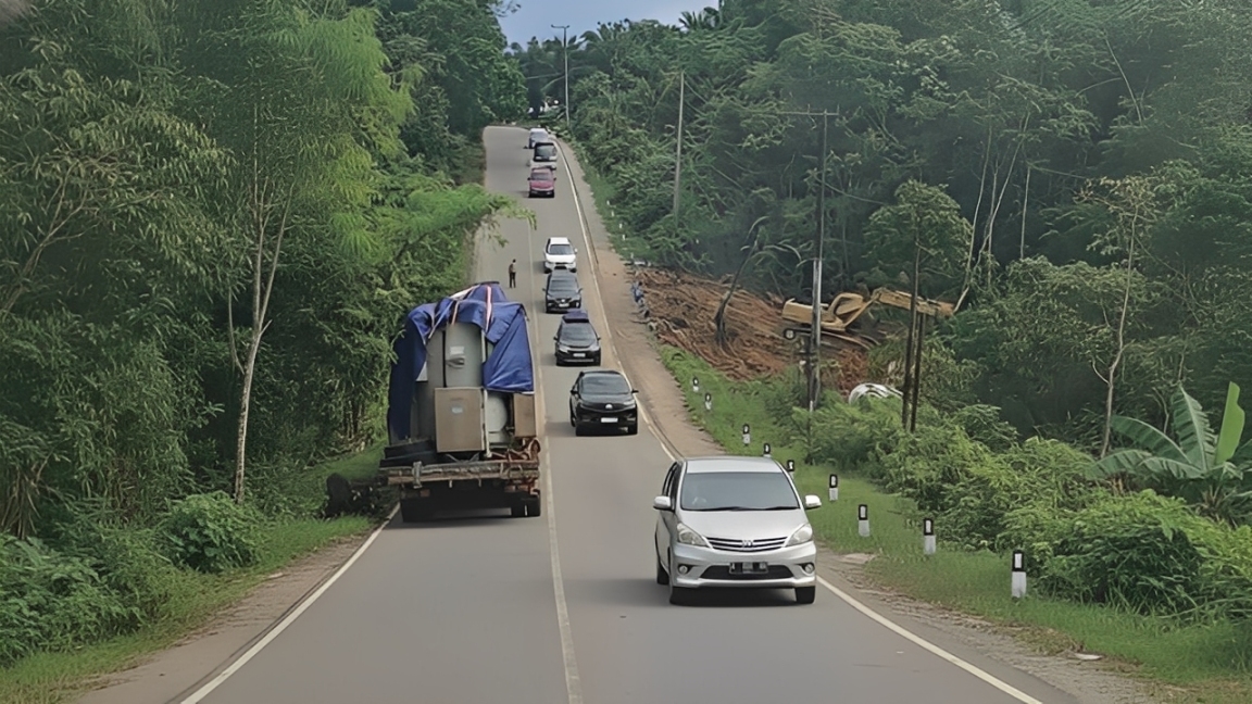 Ekskavator mengevakuasi truk yang terjun ke jurang di Jalan Poros Samarinda&ndash;Bontang, Rabu (31 Desember 2025).
