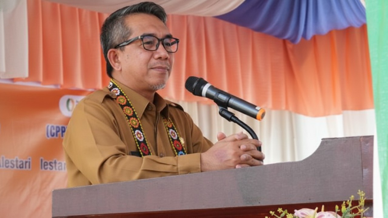 Tiang jaringan listrik mulai berdiri di desa pedalaman Batu Ampar, tanda awal layanan listrik Kutai Timur segera terwujud.