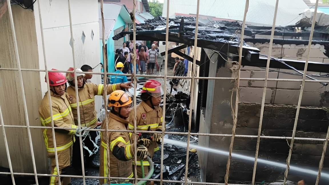 Petugas memadamkan kebakaran di Gang Villa, Kelurahan Damai Bahagia, Balikpapan Selatan, Rabu (31 Desember 2025).