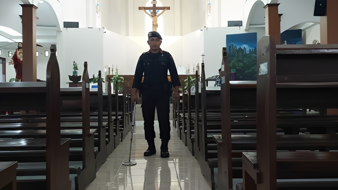 Petugas sedang melakukan sterilisasi di salah satu gereja di Balikpapan.
