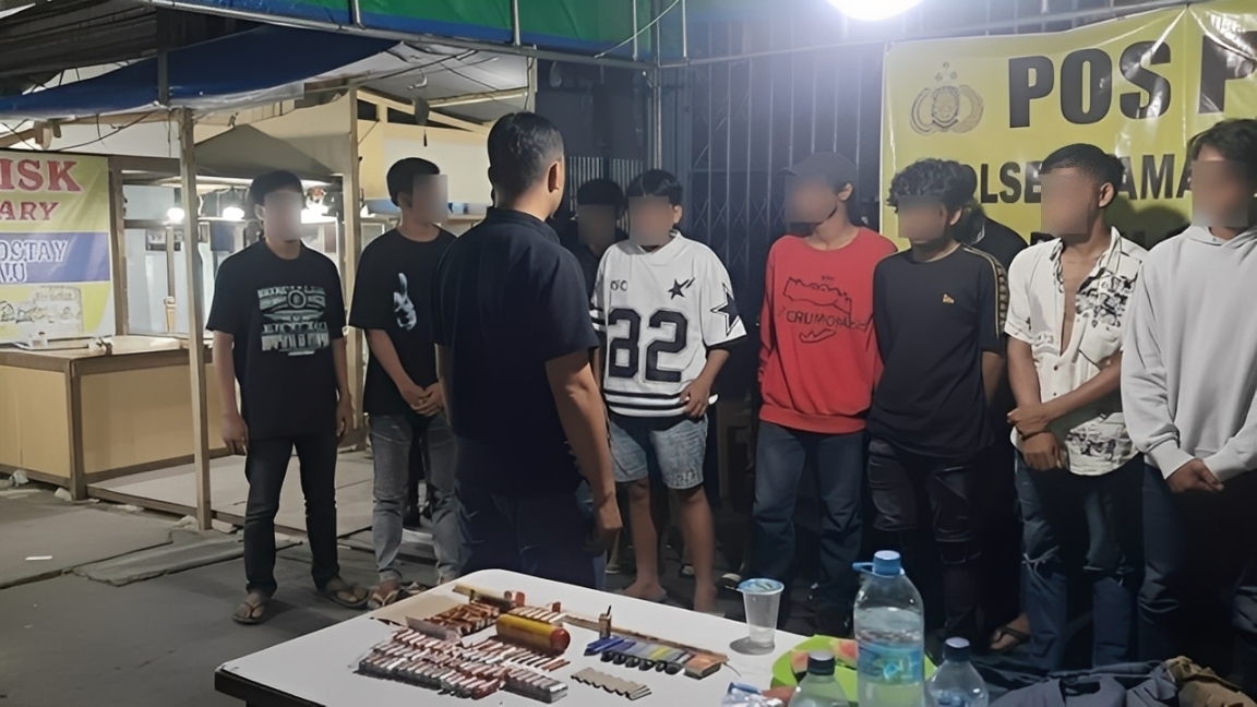 Petugas kepolisian mengamankan belasan pemuda yang menyalakan petasan saat perayaan malam Tahun Baru 2026 di Samarinda, Kamis (1 Januari 2026).