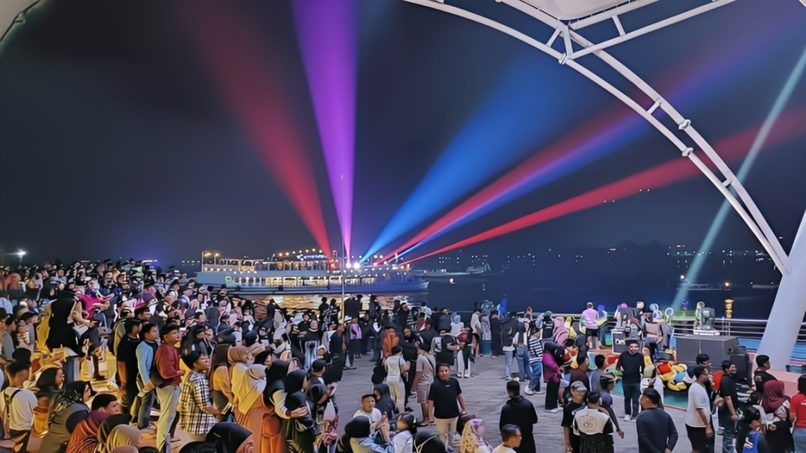 Warga memadati kawasan Teras Samarinda untuk merayakan malam Tahun Baru 2026, Kamis (1 Januari 2026).