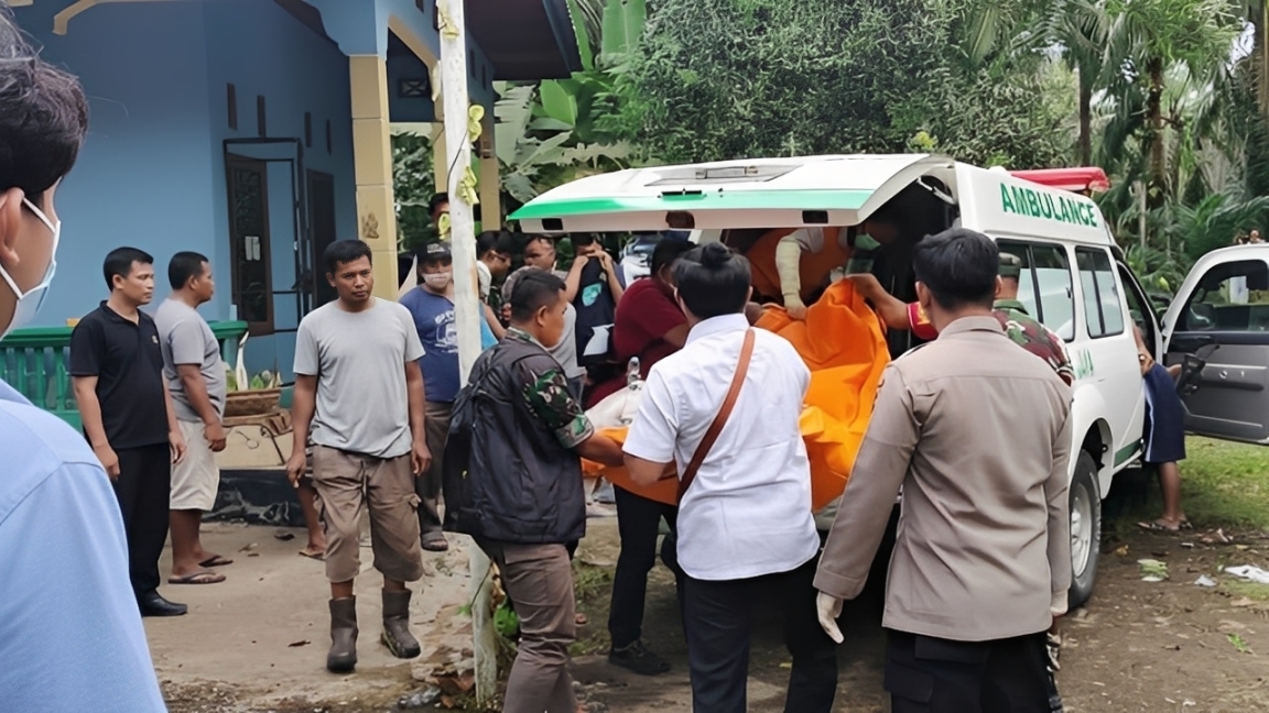 Proses evakuasi jenazah seorang anak yang ditemukan tewas di Kecamatan Kuaro, Kabupaten Paser, Rabu (31 Desember 2025).