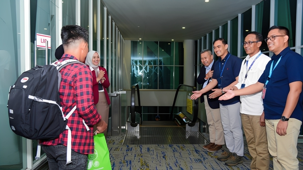 Jajaran manajemen Bandara SAMS Sepinggan, Balikpapan, menyambut penumpang keberangkatan terakhir di tahun 2025, Rabu (31 Desember 2025).