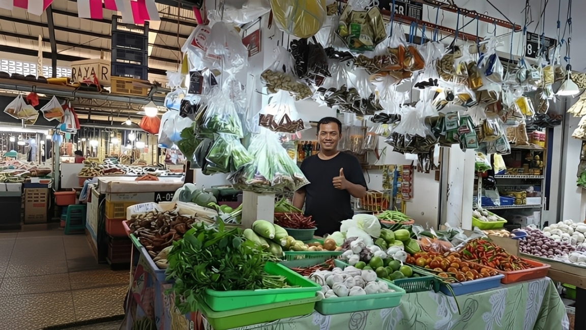 Salah satu pedagang di Pasar Klandasan, Balikpapan.