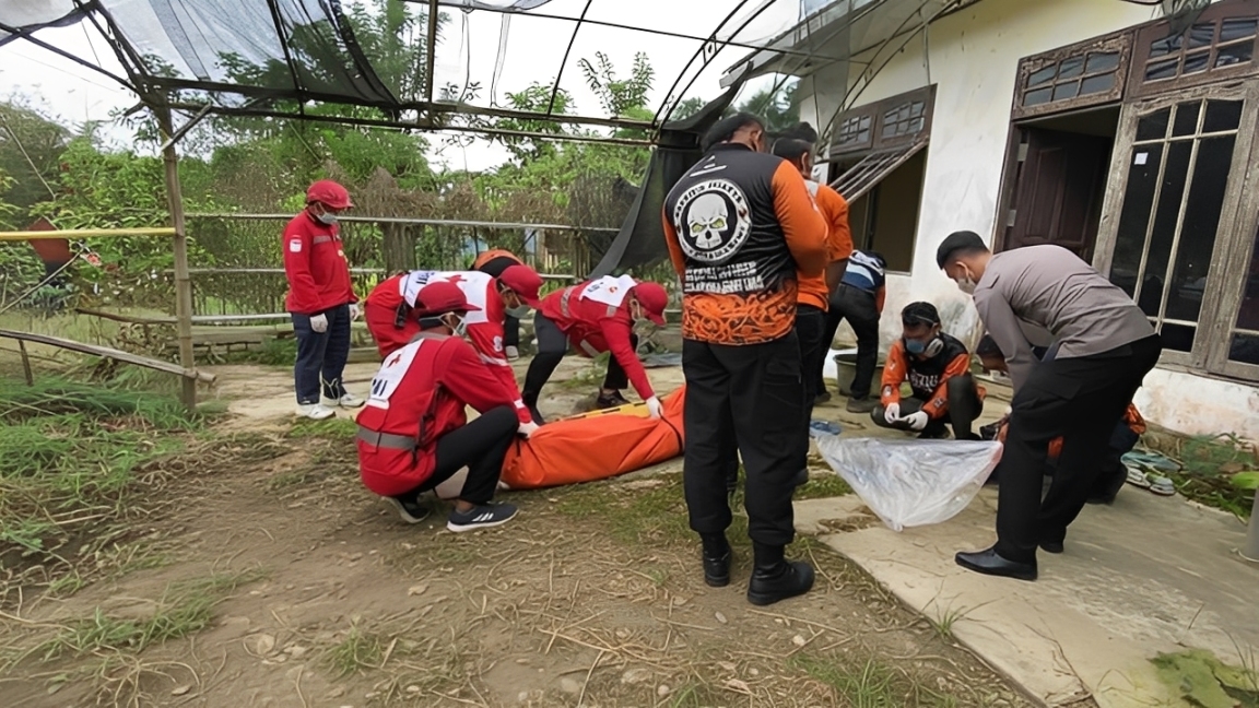 Petugas mengevakuasi jasad korban, Kamis (1 Januari 2026).