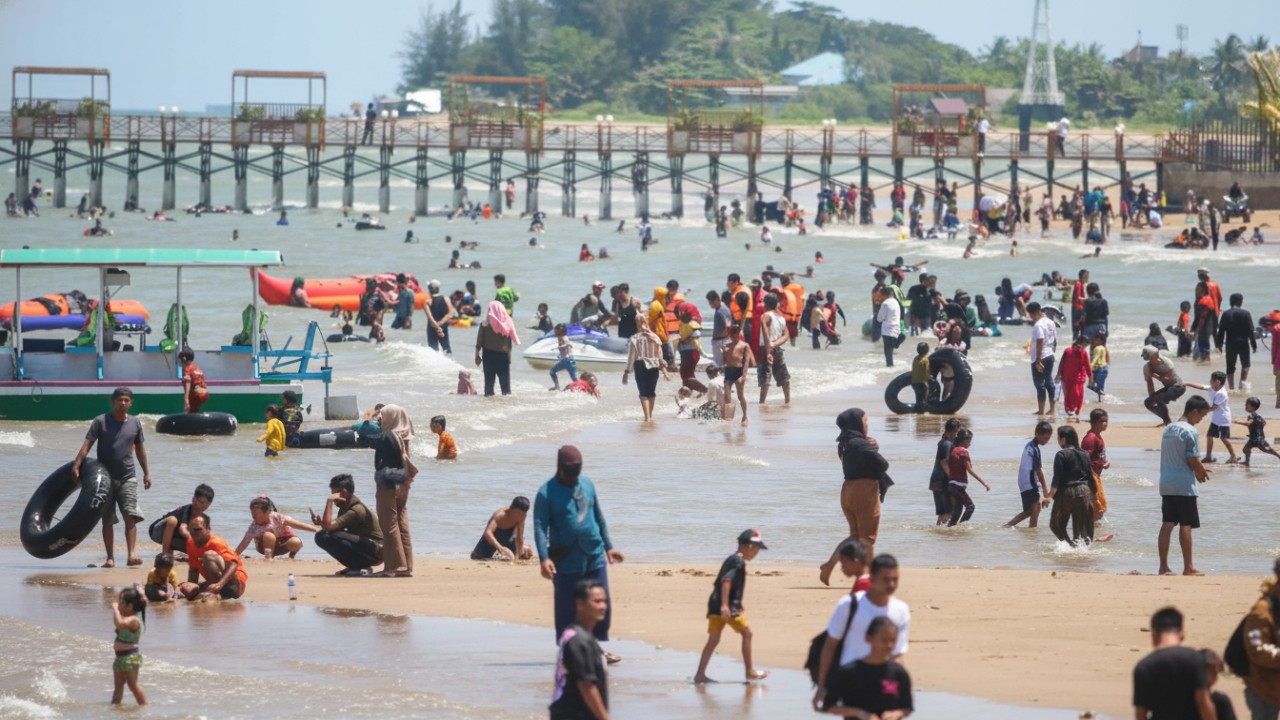 Suasana wisatawan memadati kawasan Pantai Manggar, Balikpapan.