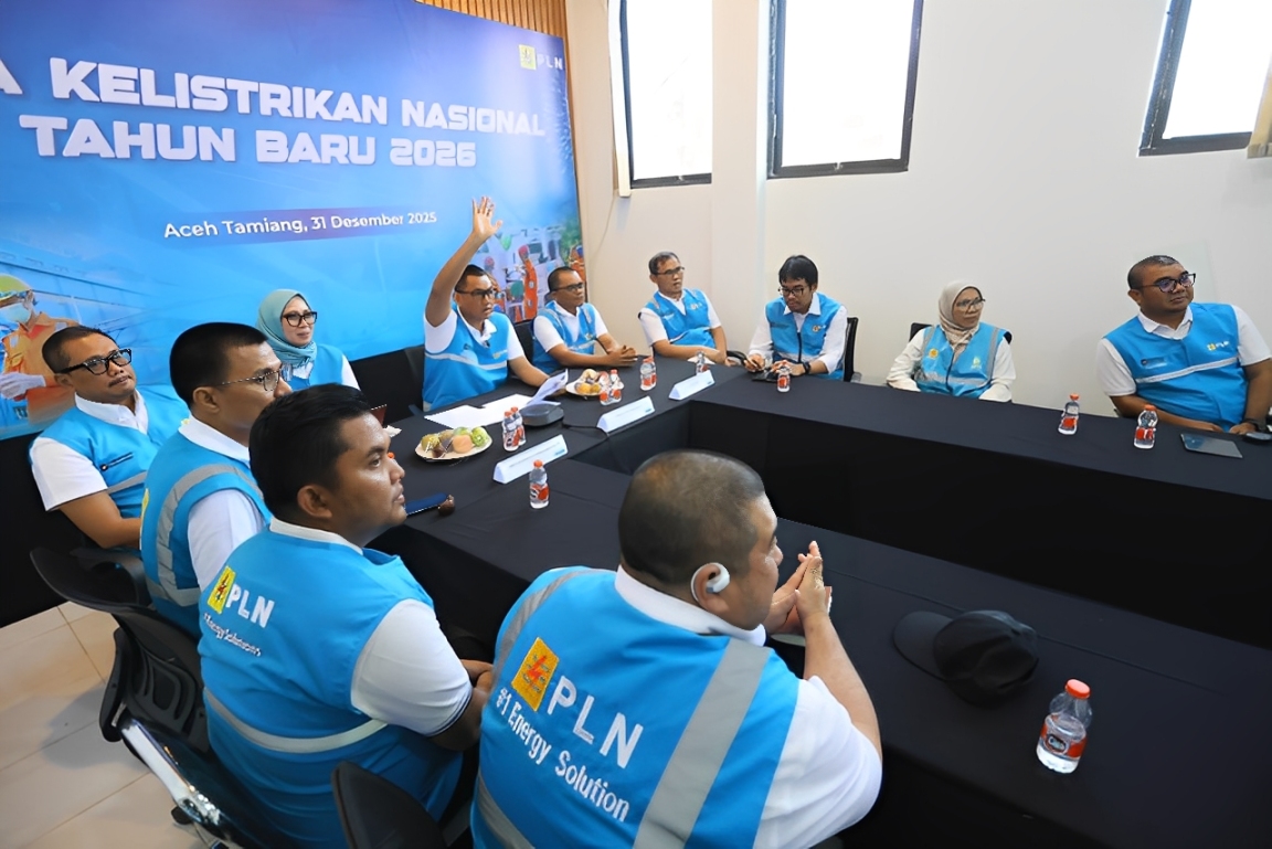Direktur Utama PLN Darmawan Prasodjo menyapa unit PLN se-Indonesia melalui telekonferensi kesiapan kelistrikan nasional dari ULP Kuala Simpang, Aceh Tamiang, Rabu (31 Desember 2025).