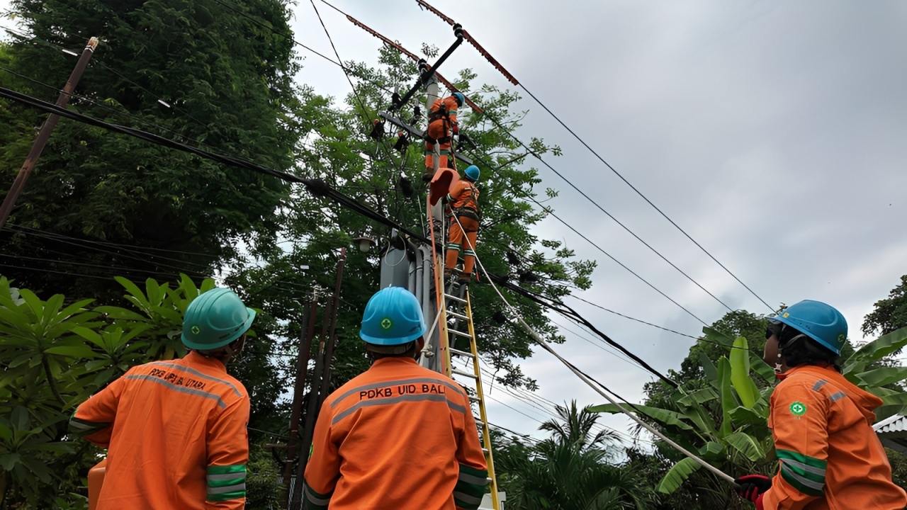 Tim PDKB PLN UID Bali melakukan pemeliharaan jaringan listrik tanpa padam selama periode Nataru 2025-2026.