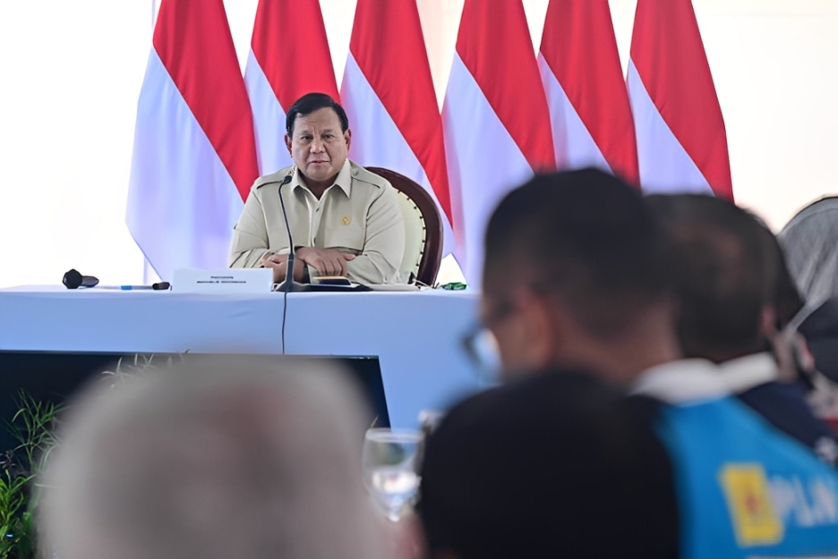 Presiden RI Prabowo Subianto memimpin rapat terbatas bersama jajaran menteri, kepala daerah, dan direksi BUMN di kawasan Rumah Hunian Danantara (Huntara), Aceh Tamiang, Kamis (1 Januari 2026).