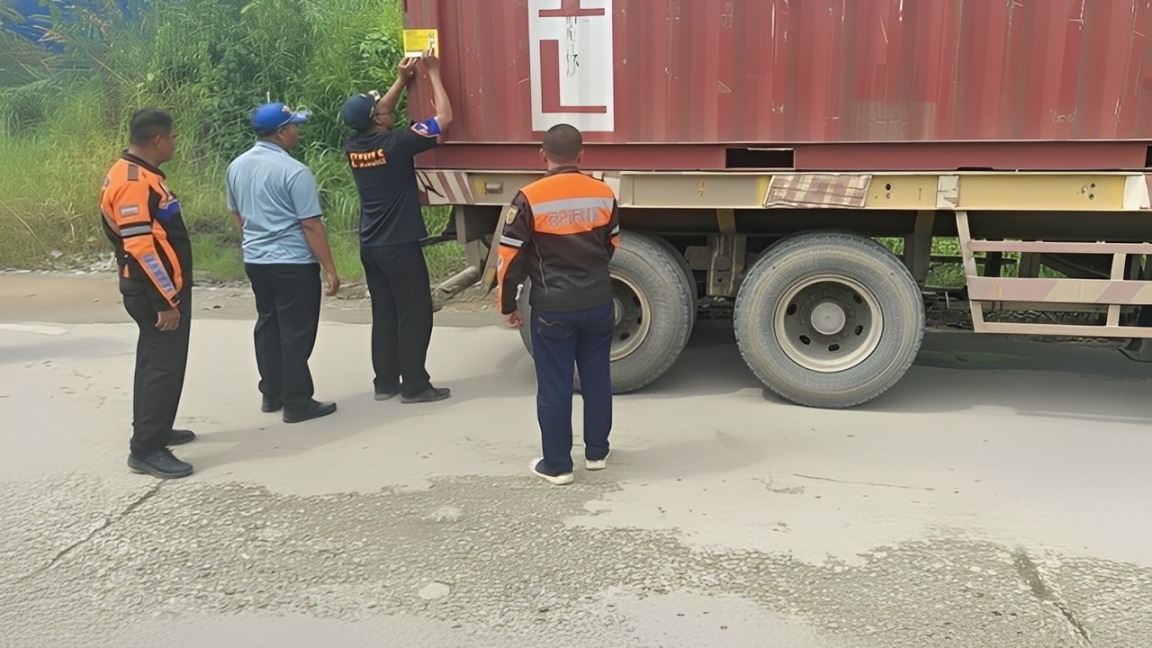 Petugas Dishub Samarinda menertibkan truk kontainer yang parkir liar di Samarinda, Jumat (2 Januari 2026).