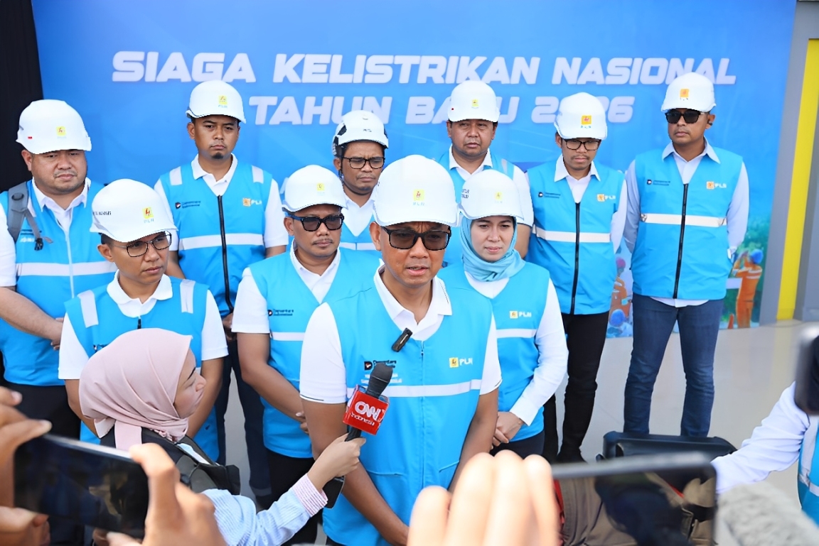 Direktur Utama PLN Darmawan Prasodjo saat doorstop media Siaga Kelistrikan Nasional Tahun Baru 2026 di ULP Kuala Simpang, Aceh Tamiang, Rabu (31 Desember 2025).