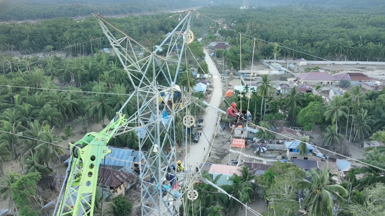 Tampak dari udara jaringan transmisi 150 kV Pangkalan Brandan-Langsa jalur 2 yang memperkuat pasokan listrik ke wilayah Aceh pascabencana.