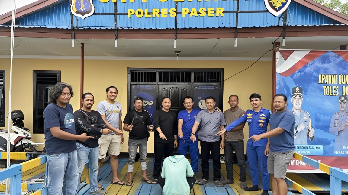 Petugas Satpolairud Polres Paser mengamankan pelaku yang mengancam kru kapal KSA 134 di perairan Teluk Adang.