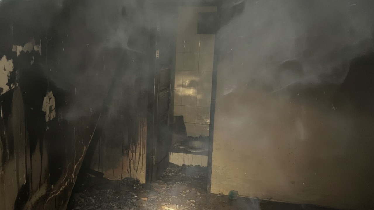Kondisi area toilet SDN 010 di Jalan Mansostra I, Kelurahan Sempaja Utara, Kecamatan Samarinda Utara, yang hangus terbakar, Jumat (2 Januari 2026).