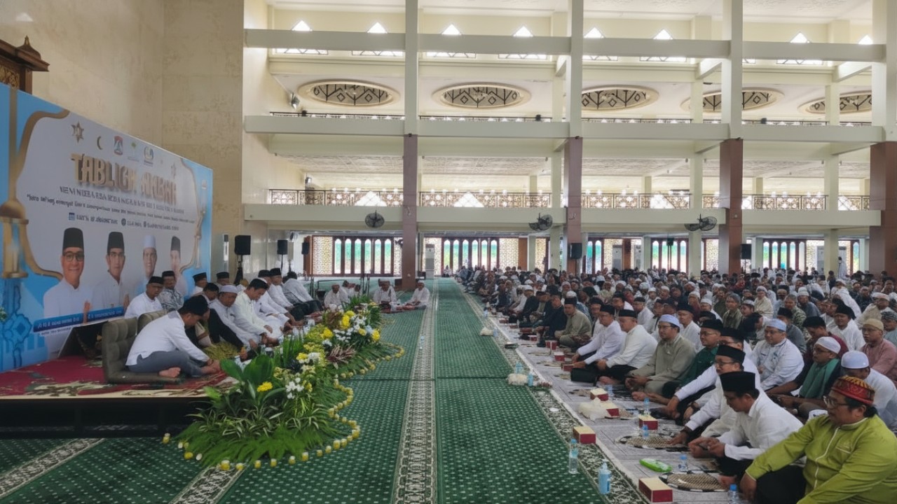 Suasana jamaah mengikuti tabligh akbar di Masjid Islamic Center Balikpapan, Sabtu (3 Januari 2026).