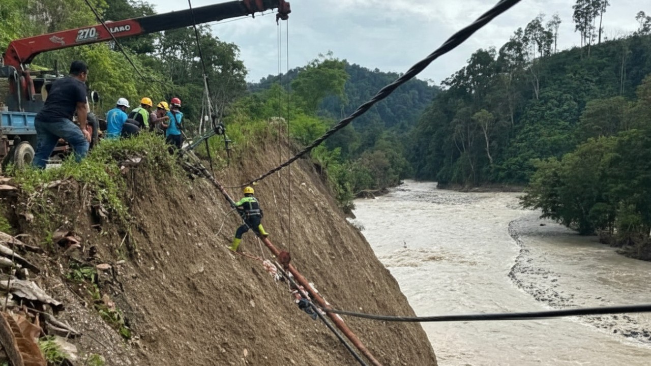 Proses perbaikan tiang listrik di medan ekstrem yang terdampak longsor di Desa Uring, Kabupaten Gayo Lues.