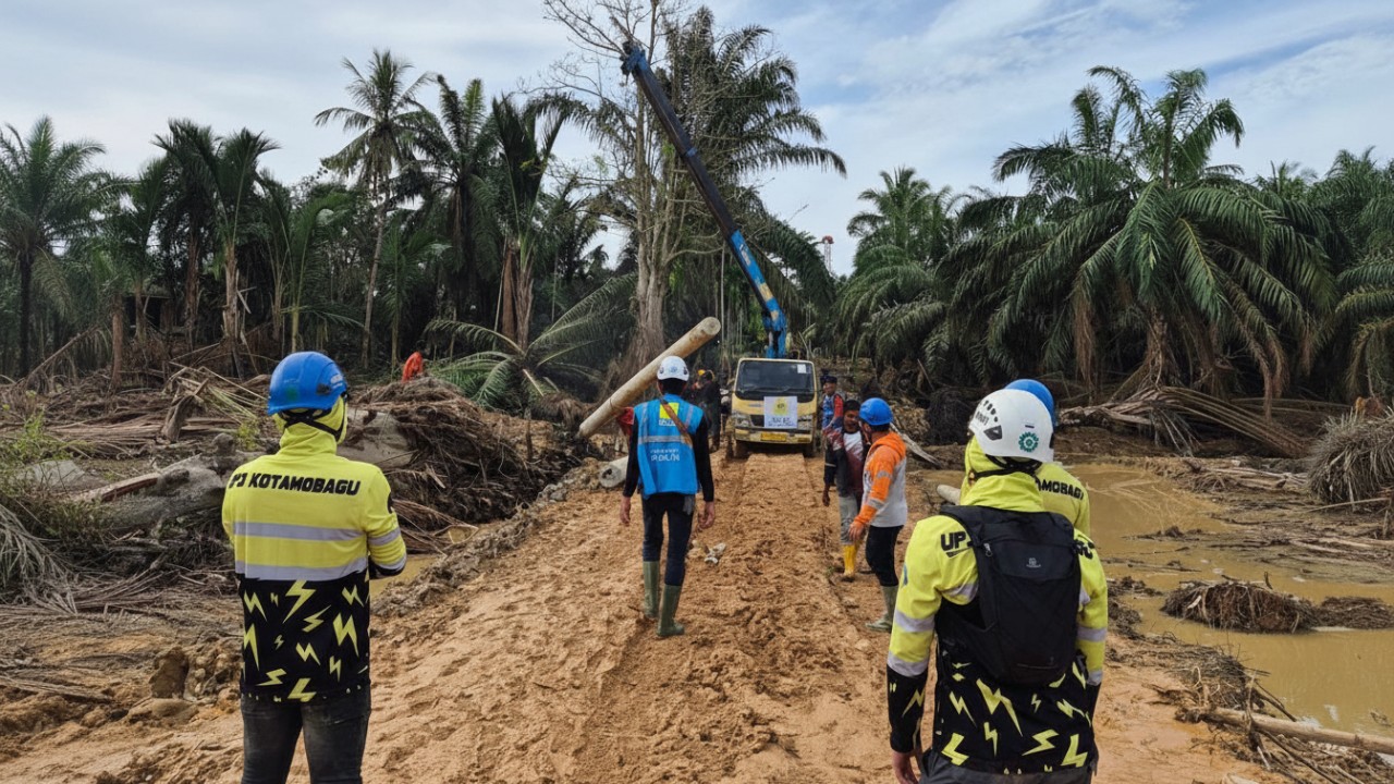Petugas PLN menembus medan berat demi pemulihan listrik desa terisolir di Aceh, simbol dedikasi tanpa henti.