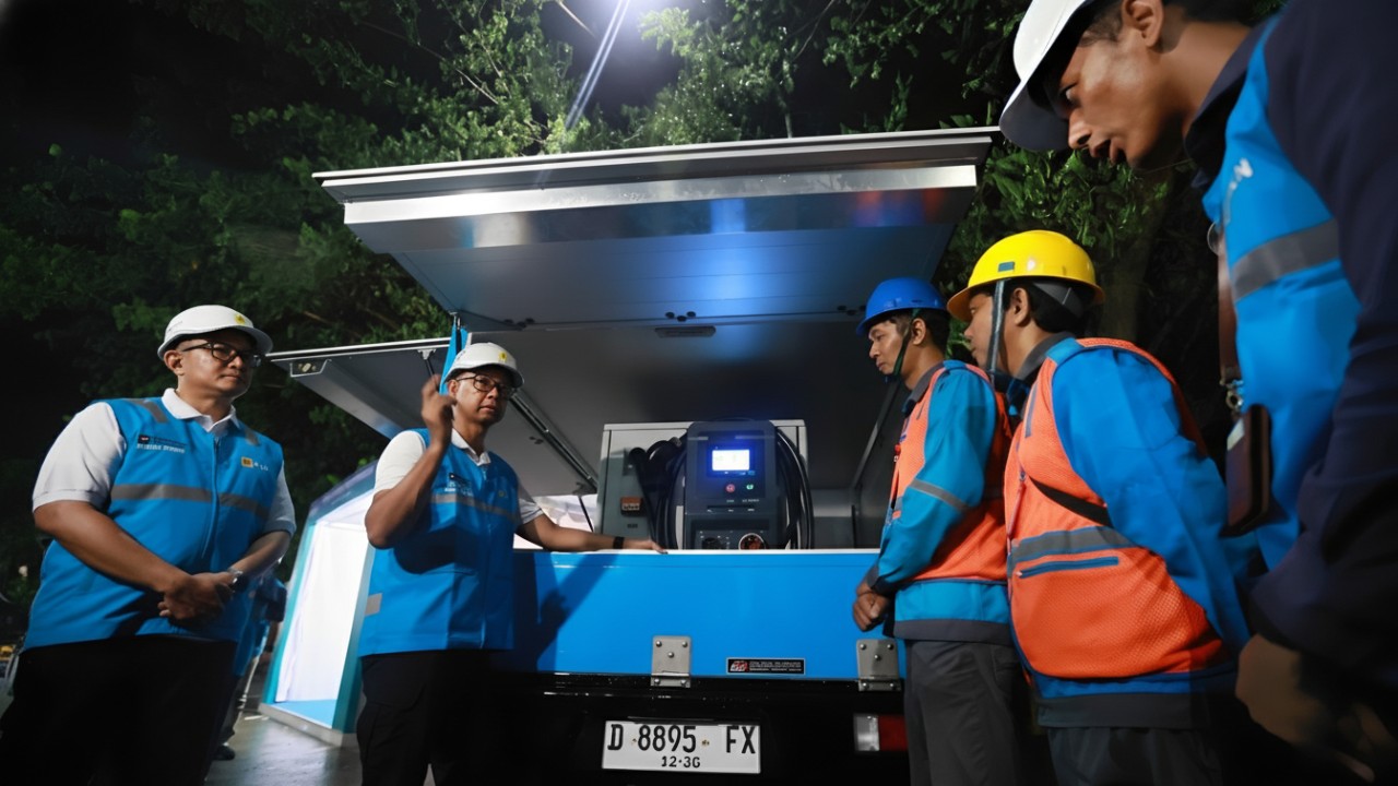 Direktur Utama PLN Darmawan Prasodjo (kedua dari kiri) memberikan motivasi kepada petugas pengoperasian SPKLU Mobile. PLN menyiagakan 15 unit SPKLU Mobile di sepanjang jalur utama mudik.