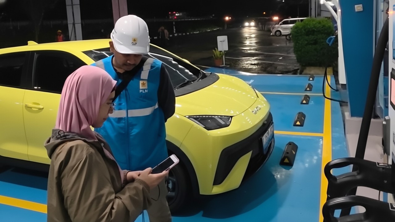 Petugas PLN memberikan edukasi mengenai manfaat fitur Trip Planner pada aplikasi PLN Mobile kepada pengguna kendaraan listrik di salah satu SPKLU.