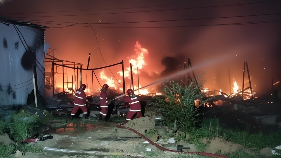 Petugas pemadam kebakaran berjibaku memadamkan kebakaran yang melanda kawasan Kecamatan Anggana, Kutai Kartanegara, Minggu (4 Januari 2026).