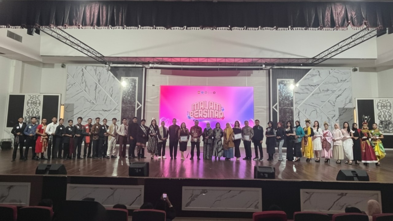 Momen foto bersama pada Malam Bersinar Pemilihan Duta Anti Narkoba 2026 di Gedung Kesenian Balikpapan, Minggu (4 Januari 2026).