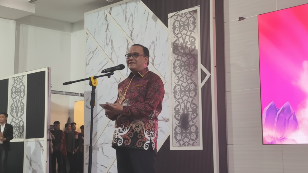 Bagus Susetyo memberikan sambutan pada acara Malam Bersinar Pemilihan Duta Anti Narkoba 2026 di Gedung Kesenian Balikpapan, Minggu (4 Januari 2026).