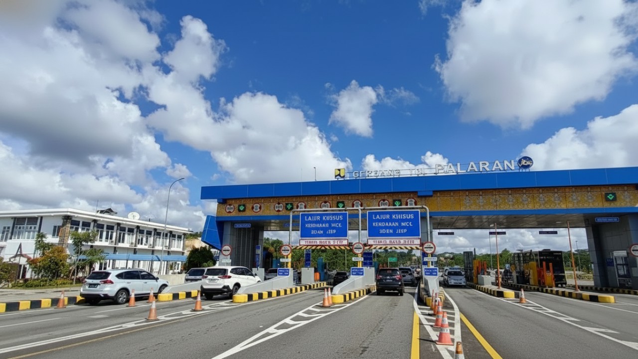 Kepadatan kendaraan di Tol Balikpapan&ndash;Samarinda saat arus balik Nataru, menegaskan peran strategis jalur utama Kaltim.