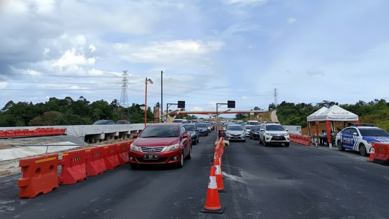 Deretan kendaraan memadati Tol Balikpapan&ndash;Samarinda saat libur Nataru 2026, mencerminkan tingginya mobilitas masyarakat.