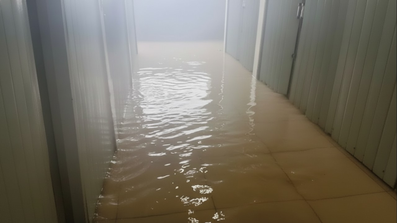 Genangan air merendam kios pedagang di lantai 6 Pasar Pagi Samarinda.