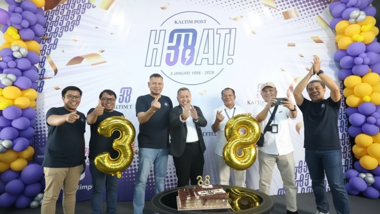 General Manager Bandara SAMS Sepinggan R Iwan Winaya Mahdar (tengah), Suasana Open House 38 tahun Kaltim Post di Gedung Biru dipadati relasi, penuh kebersamaan dan harapan.