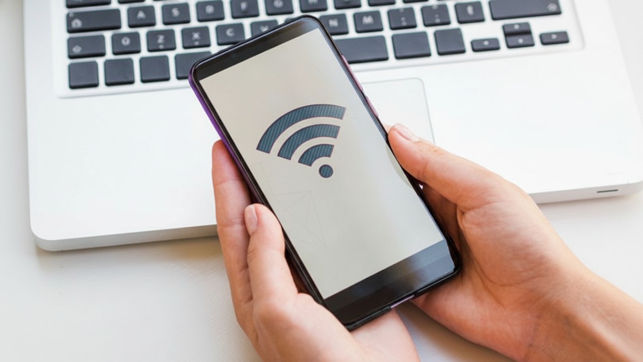 Warga memanfaatkan WiFi gratis Pemkot Balikpapan di ruang publik untuk aktivitas digital sehari-hari.