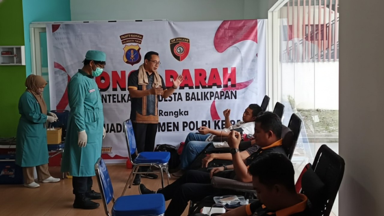 Personel Polresta Balikpapan dan warga mengikuti donor darah bersama PMI dalam peringatan Hari Jadi ke-80 Intelijen Polri.