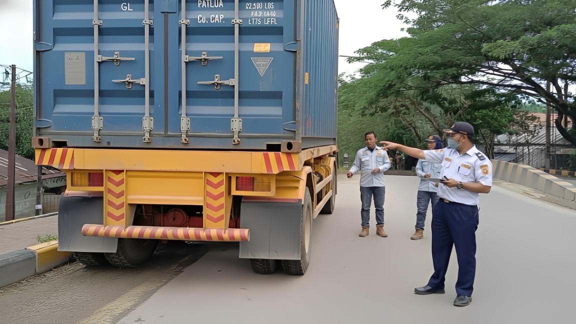 Petugas Dishub Samarinda menertibkan puluhan kontainer di kawasan Palaran, Samarinda, Selasa (6 Januari 2026).
