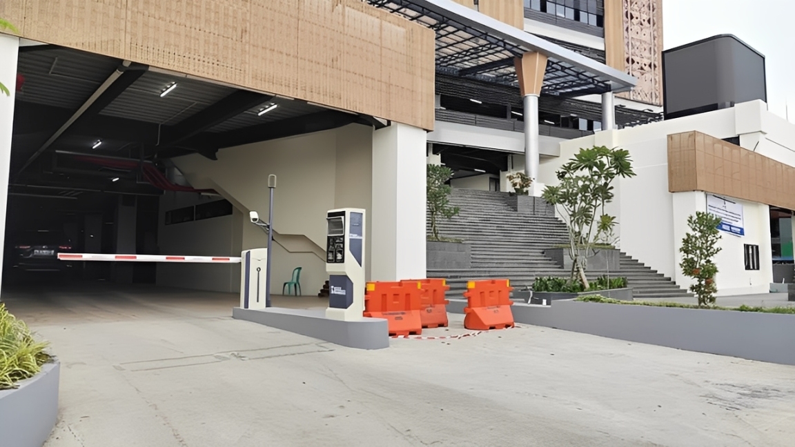 Akses masuk kendaraan roda empat menuju area parkir Gedung Pasar Pagi Samarinda.