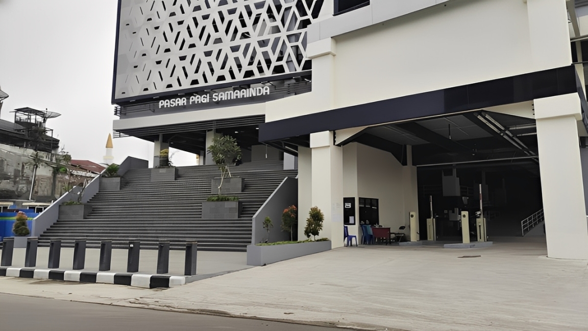 Akses masuk kendaraan roda empat menuju area parkir Gedung Pasar Pagi Samarinda.
