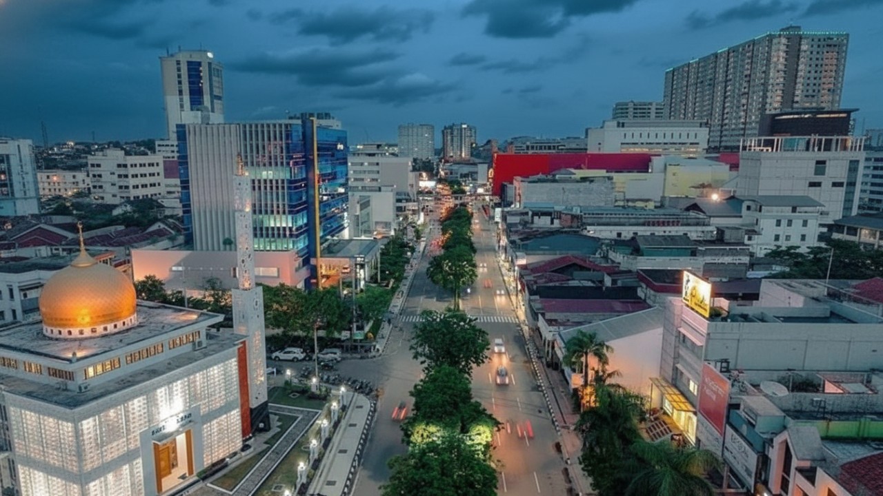 Suasana pusat kota Balikpapan dengan mall, kuliner, dan aktivitas warga urban yang mencerminkan biaya hidup modern.