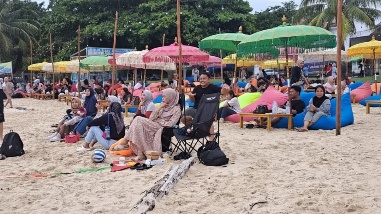 Suasana Pantai Kilang Mandiri Balikpapan dengan pasir putih dan langit senja yang tenang, favorit warga lokal.