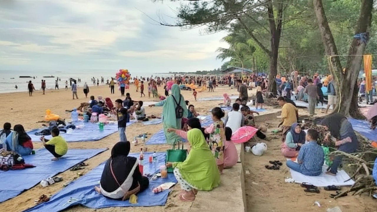 Suasana Pantai Lamaru Balikpapan Timur dengan pasir luas dan deretan pohon cemara yang teduh, cocok untuk liburan santai.