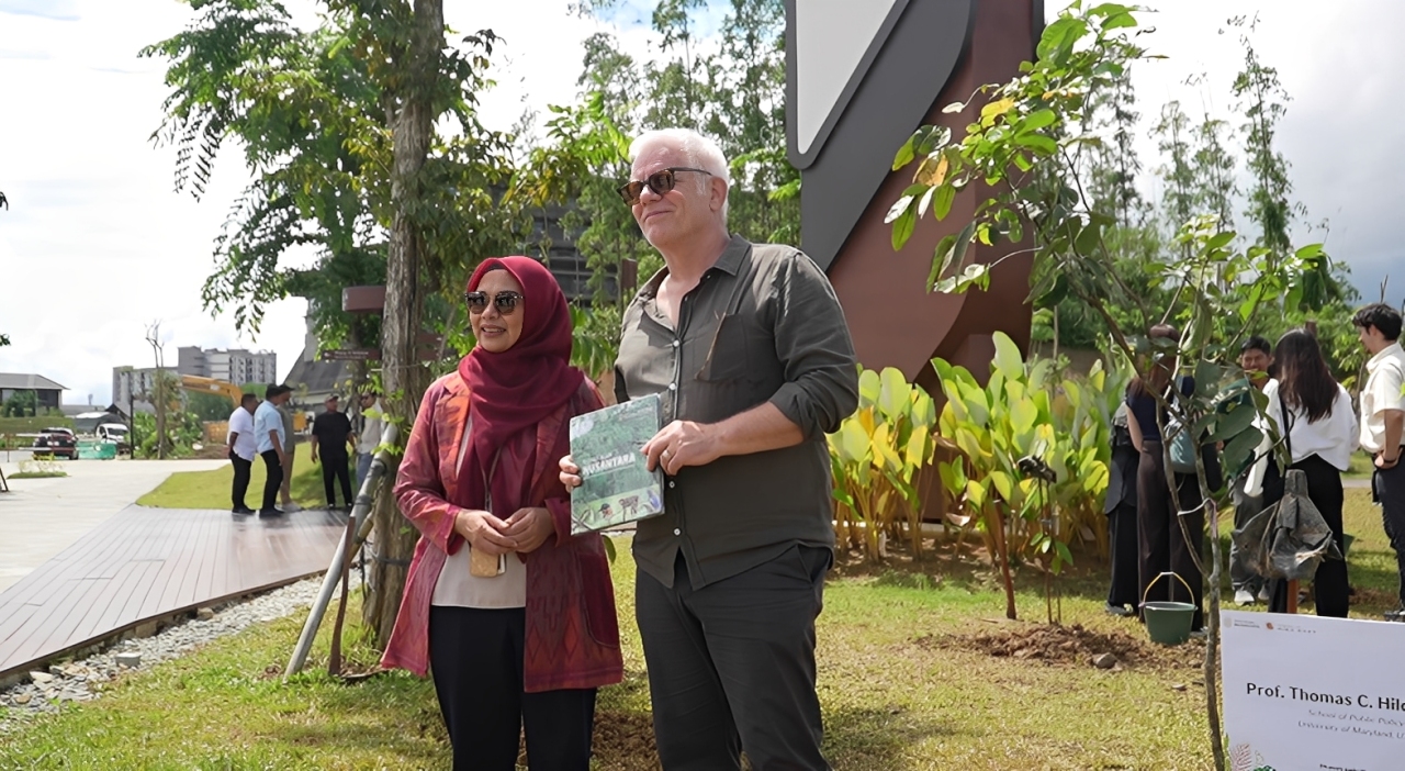 Dr. Myrna Asnawati Safitri berfoto bersama Prof. Thomas C. Hilde, perwakilan School of Public Policy University of Maryland, Kamis (8 Januari 2026).