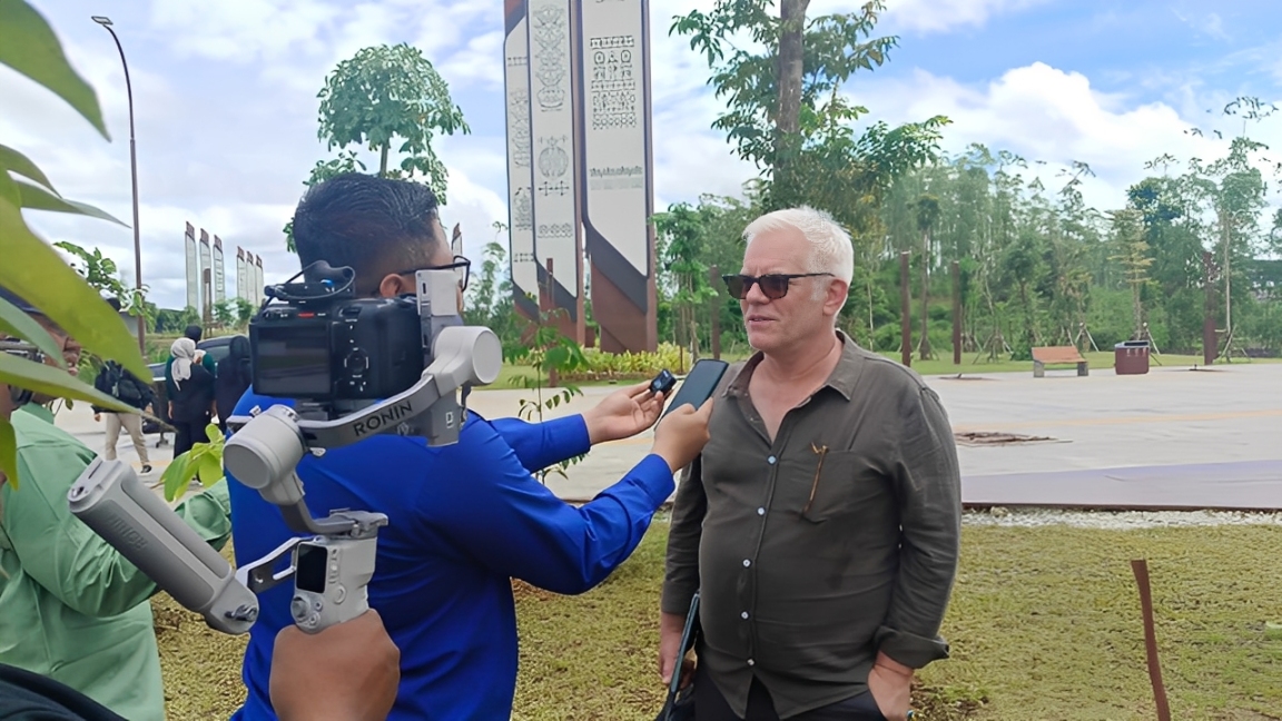 Prof. Thomas C. Hilde, Ph.D, memberikan keterangan kepada media saat kunjungan ke kawasan IKN, Kamis (8 Januari 2026).