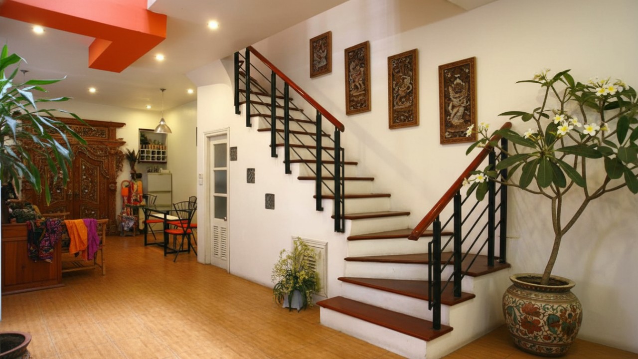 Desain tangga minimalis dengan rak penyimpanan yang menghemat ruang, cocok untuk rumah kecil agar lebih rapi dan fungsional.