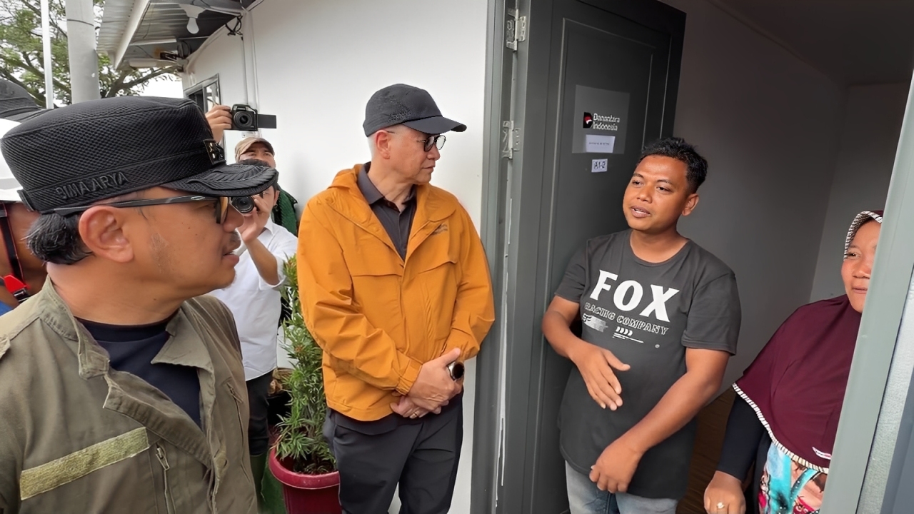 Wamendagri Bima Arya (kiri) bersama Rohan Hafas (kedua dari kiri) meninjau warga terdampak bencana di Huntara Aceh Tamiang, Kamis (8 Januari 2026).