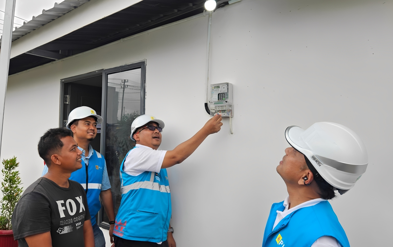 General Manager PLN UID Aceh Eddi Saputra dan EVP Komunikasi Korporat dan TJSL PLN Gregorius Adi Trianto (kanan) memastikan ketersediaan listrik di Huntara Aceh Tamiang, Kamis (8 Januari 2026).