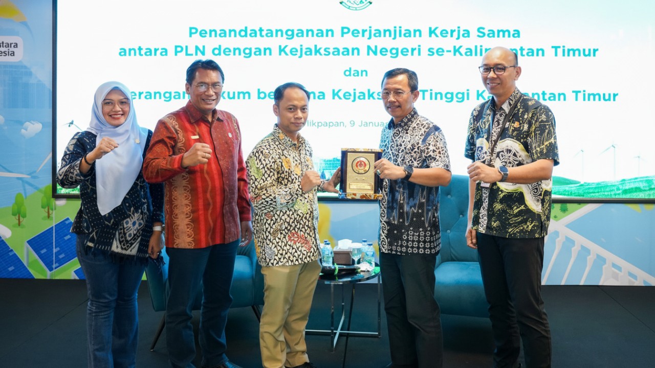 General Manager PLN UIP Kalimantan Bagian Timur Basuki Widodo (kiri) bersama Kepala Kejaksaan Tinggi Kalimantan Timur Supardi saat penyerahan cinderamata di Balikpapan, Kamis (9 Januari 2026).