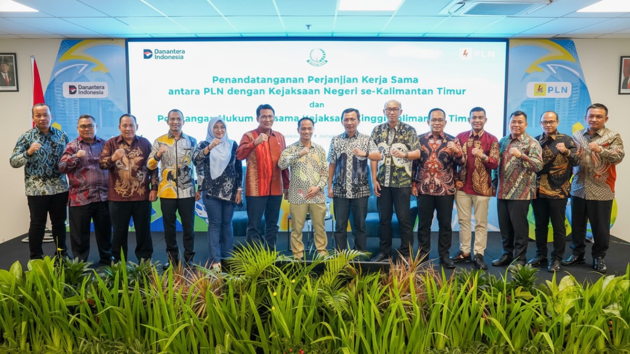 Foto bersama jajaran PLN Kalimantan Timur dan Kejaksaan se-Kalimantan Timur usai penandatanganan Perjanjian Kerja Sama (PKS) di PLN HUB Balikpapan, Kamis (9 Januari 2026).